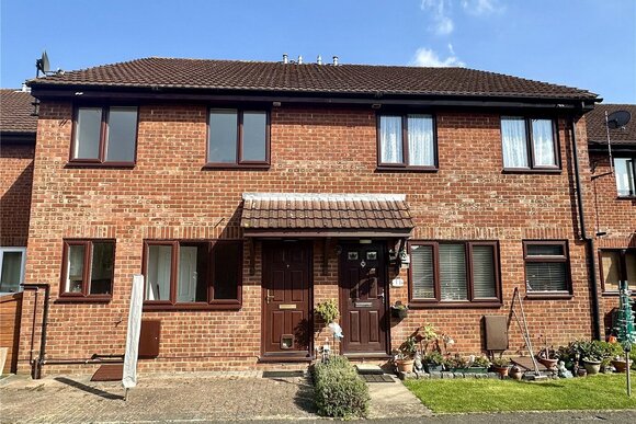 Moore Close, Farnham, GU10