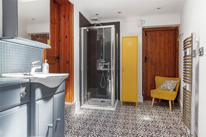 Annsworthy Crescent, London, SE25