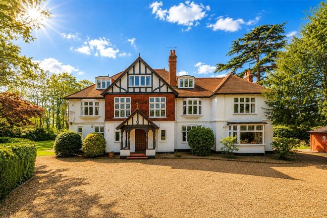 Lyne Crossing Road, Lyne, KT16