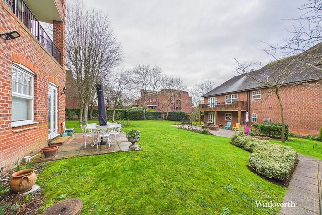 Turnberry Close, London, NW4