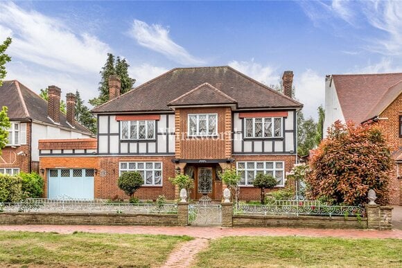 Broad Walk, London, N21
