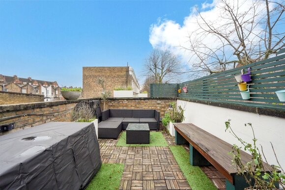 Seven Sisters Road, London, N7