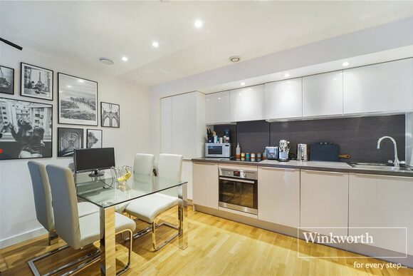Baltic Avenue, Brentford, TW8