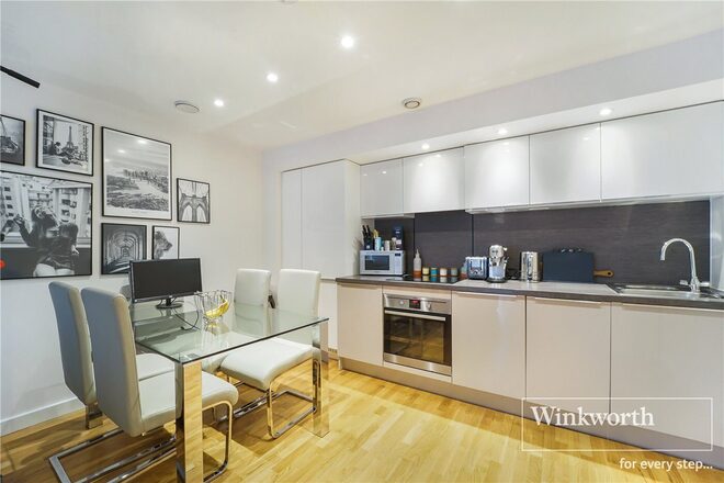 Baltic Avenue, Brentford, TW8