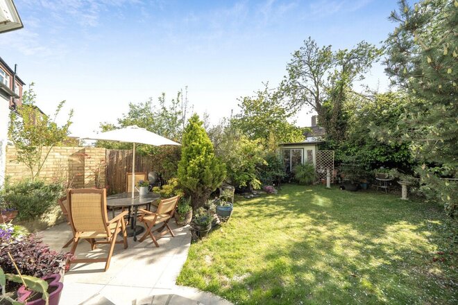 Sundial Avenue, London, SE25