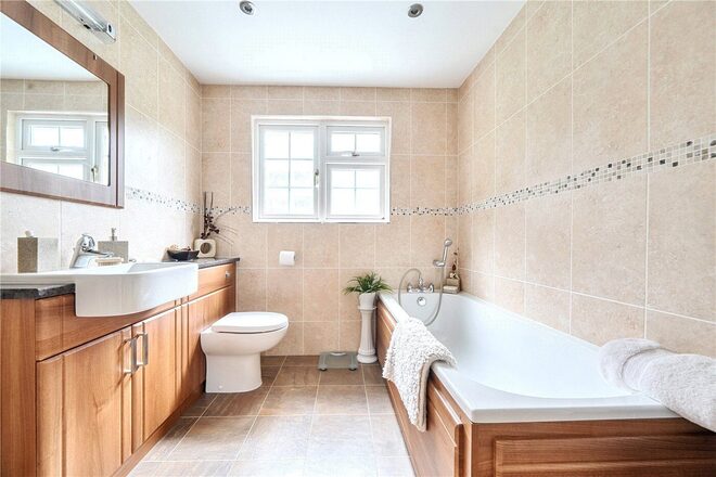 Kestrel Close, Farnham, GU10