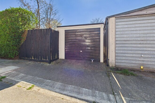 Bond Road, Surbiton, KT6