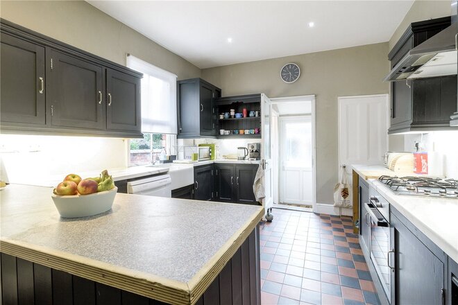 Holly Road, Abington, NN1