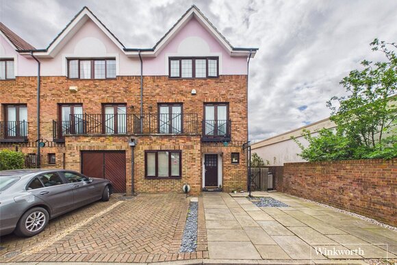 Hollyview Close, London, NW4