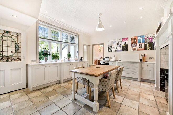 Lyne Crossing Road, Lyne, KT16