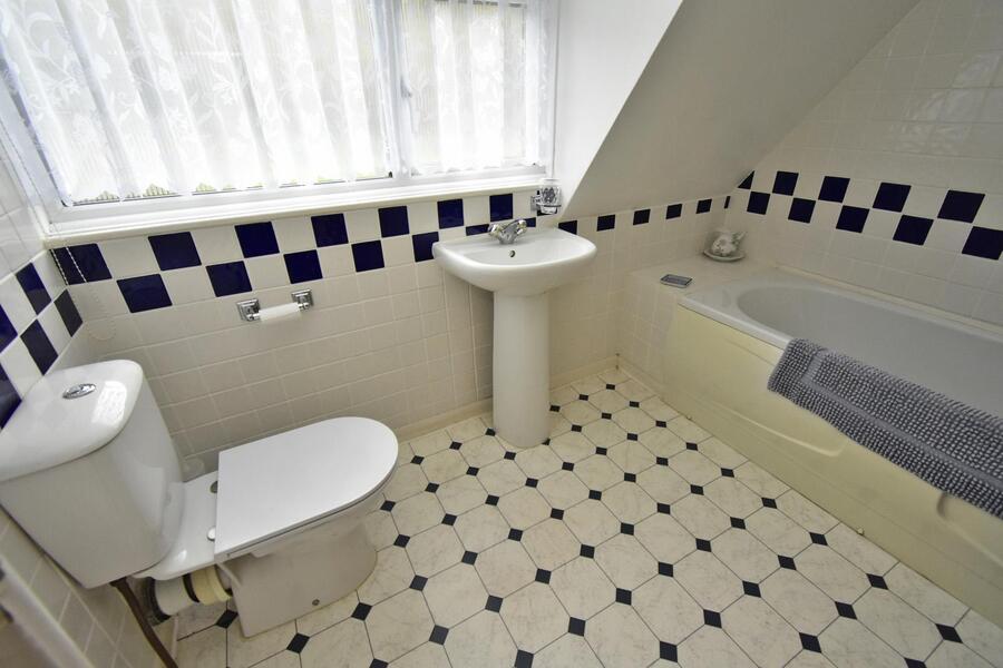A BATHROOM.JPG