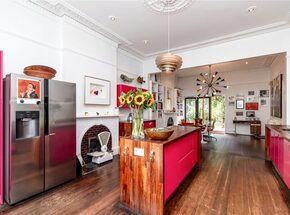 Avenue Crescent, London, W3
