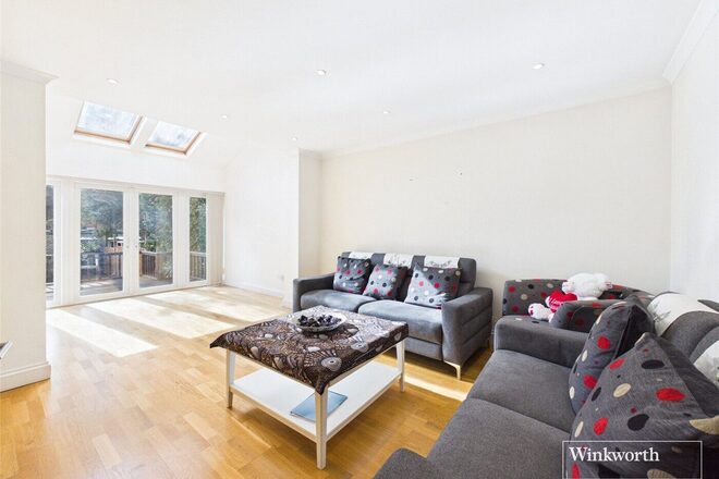 Wolmer Gardens, Edgware, HA8