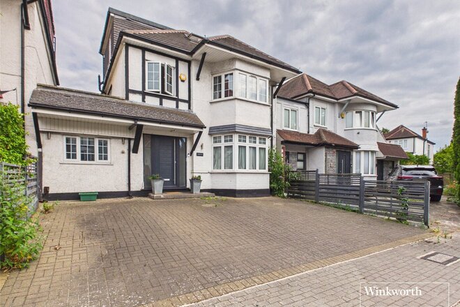 Colindeep Gardens, London, NW4