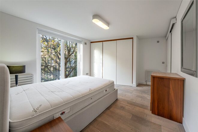 Jade House, London, NW3