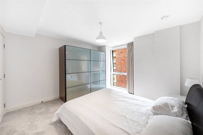 High Street, London, TW8