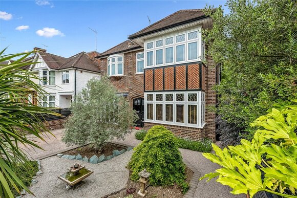 Creighton Avenue, London, N2