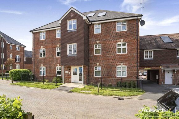 Gomer Road, Surrey, GU19