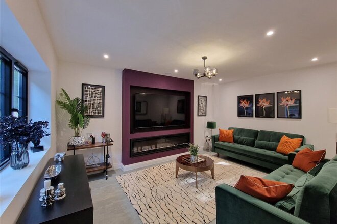 Wellington Avenue, Surrey, GU25