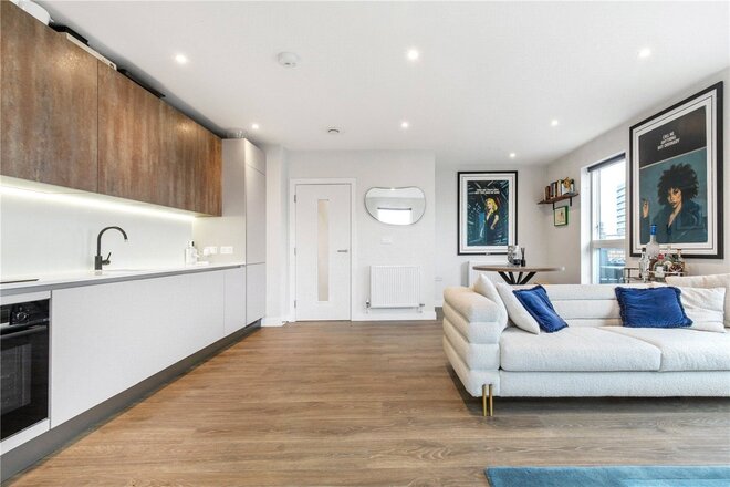 Chatfield Road, UK, SW11