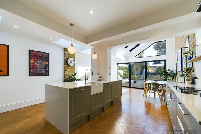Hook Road, Chessington, KT9