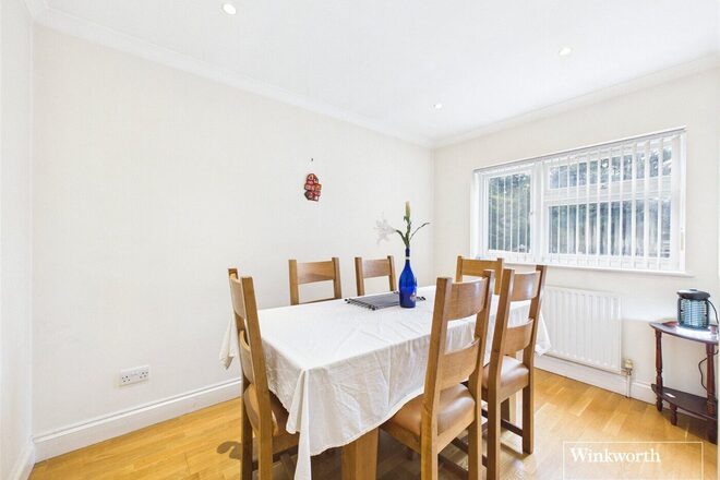 Wolmer Gardens, Edgware, HA8