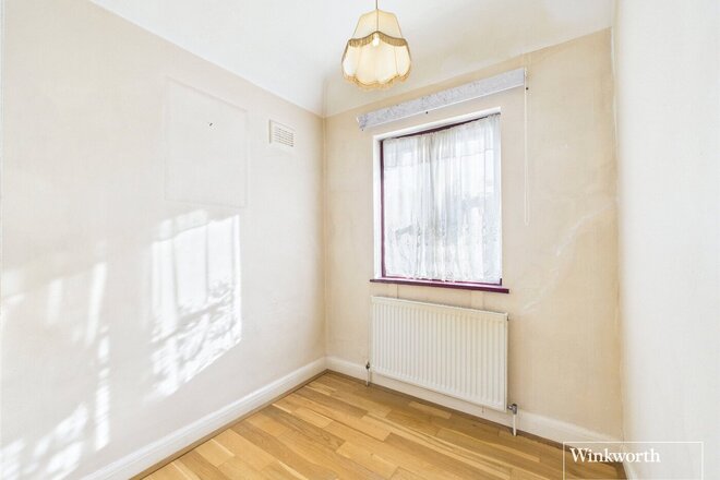 Queens Walk, London, NW9