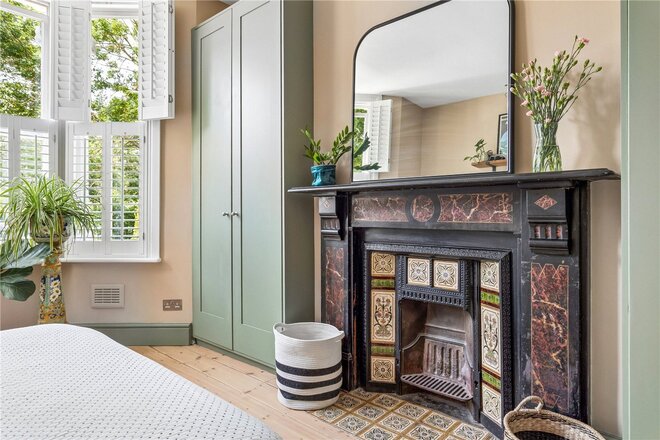 Holmewood Gardens, London, SW2