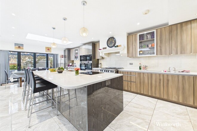 Edgwarebury Lane, Edgware, HA8