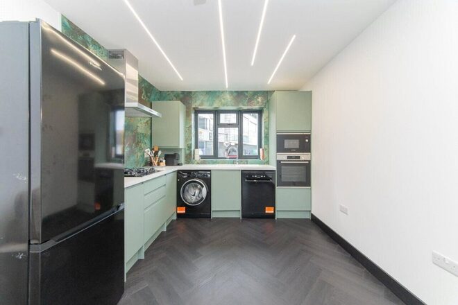 High Road, London, N12