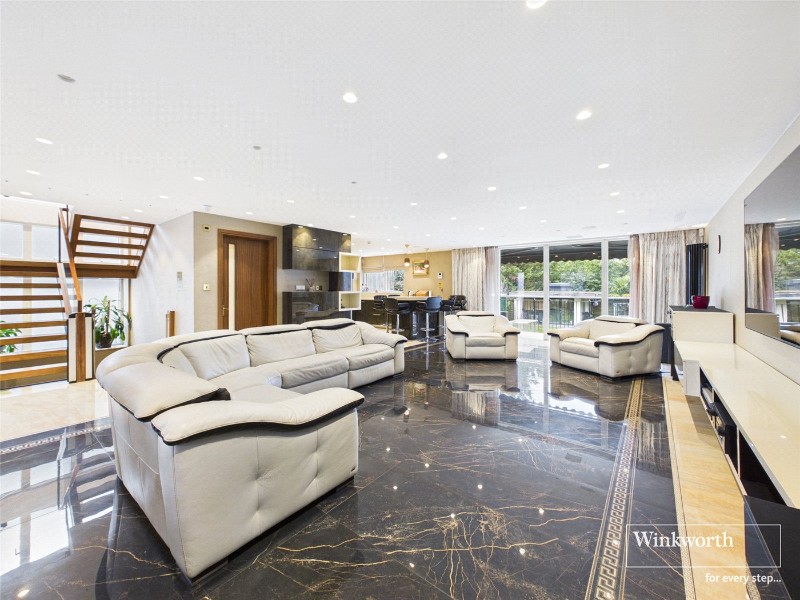 Edgeworth Crescent, London, NW4