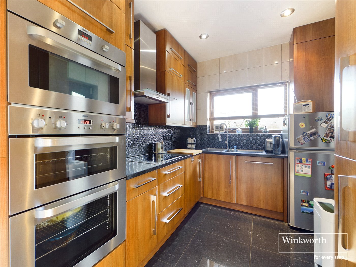 3 bedroom property for sale in Kinloch Drive, Kingsbury, London, NW9