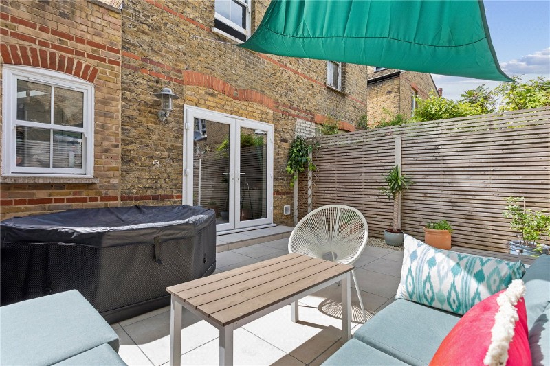 Dinsmore Road, London, SW12