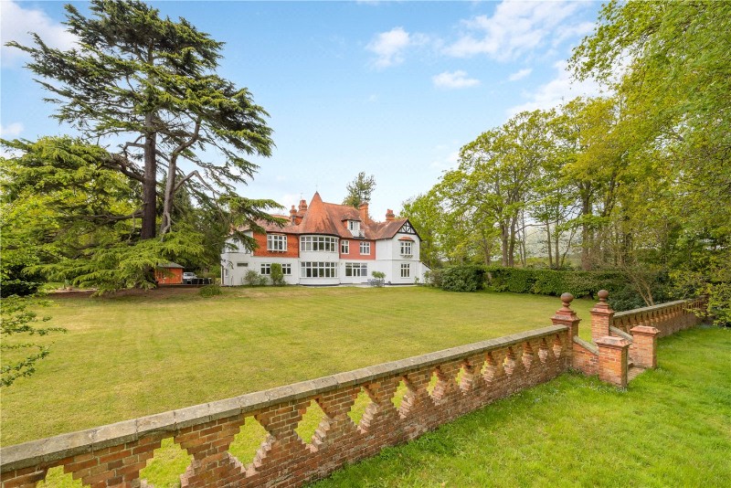 Lyne Crossing Road, Lyne, Surrey, KT16