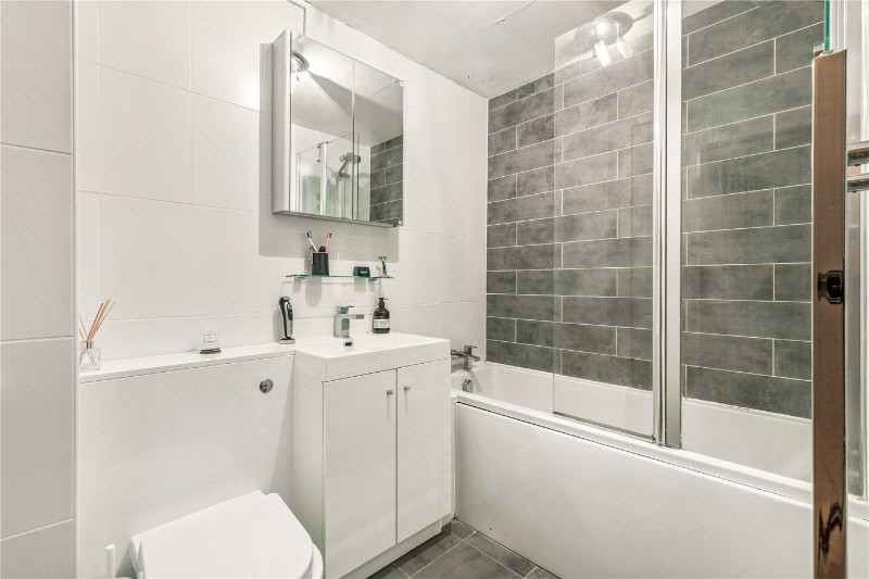 Molyneux Drive, London, SW17