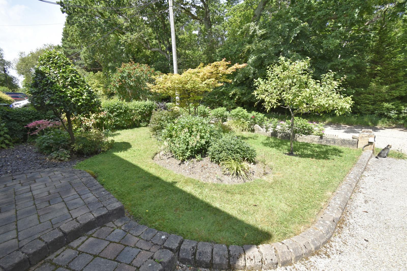 A FRONT GARDEN.JPG