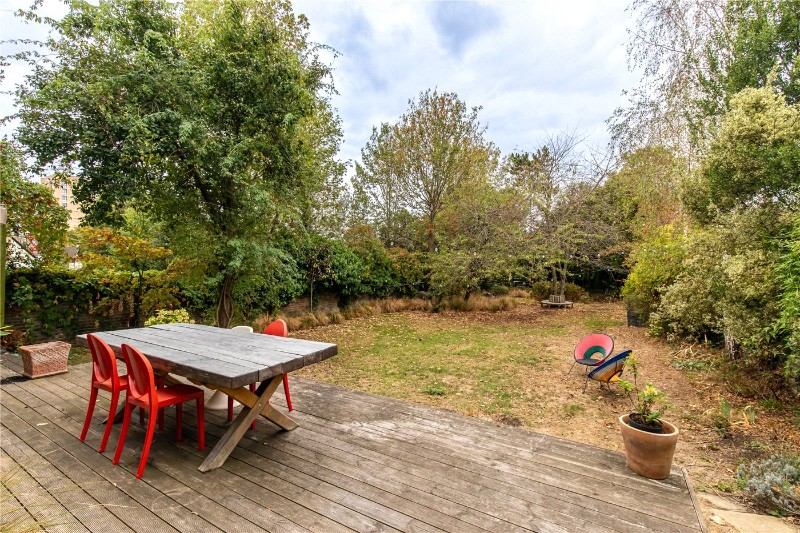 Avenue Crescent, London, W3