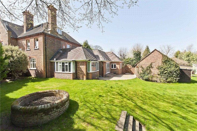 Oatlands Chase, Weybridge, Surrey, KT13