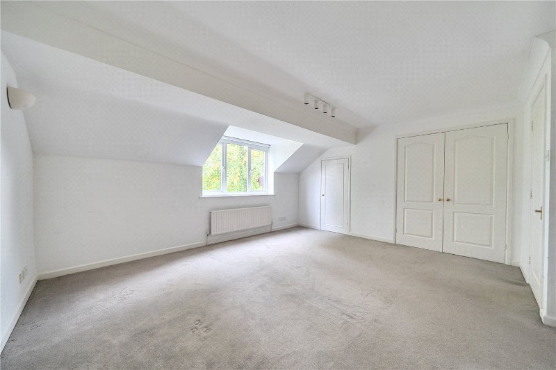 Fairholme Gardens, Farnham, Surrey, GU9
