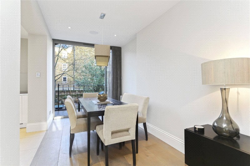 St. James's Gardens, London, W11