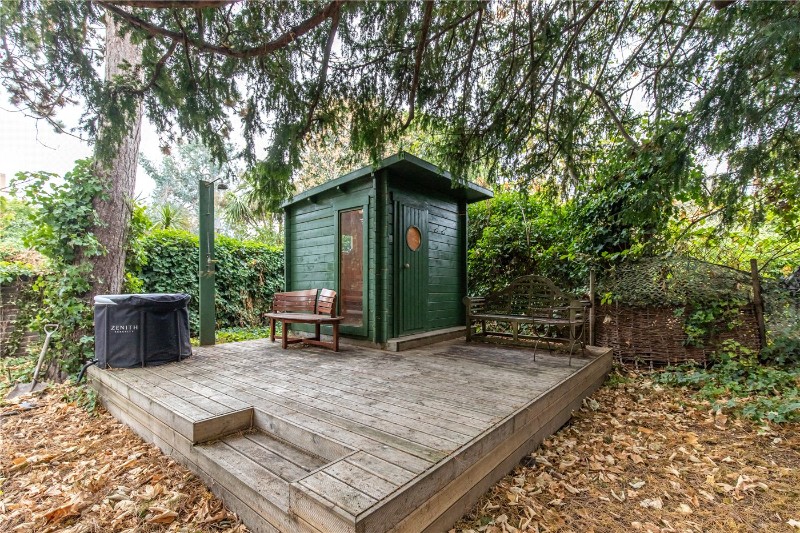 Avenue Crescent, London, W3