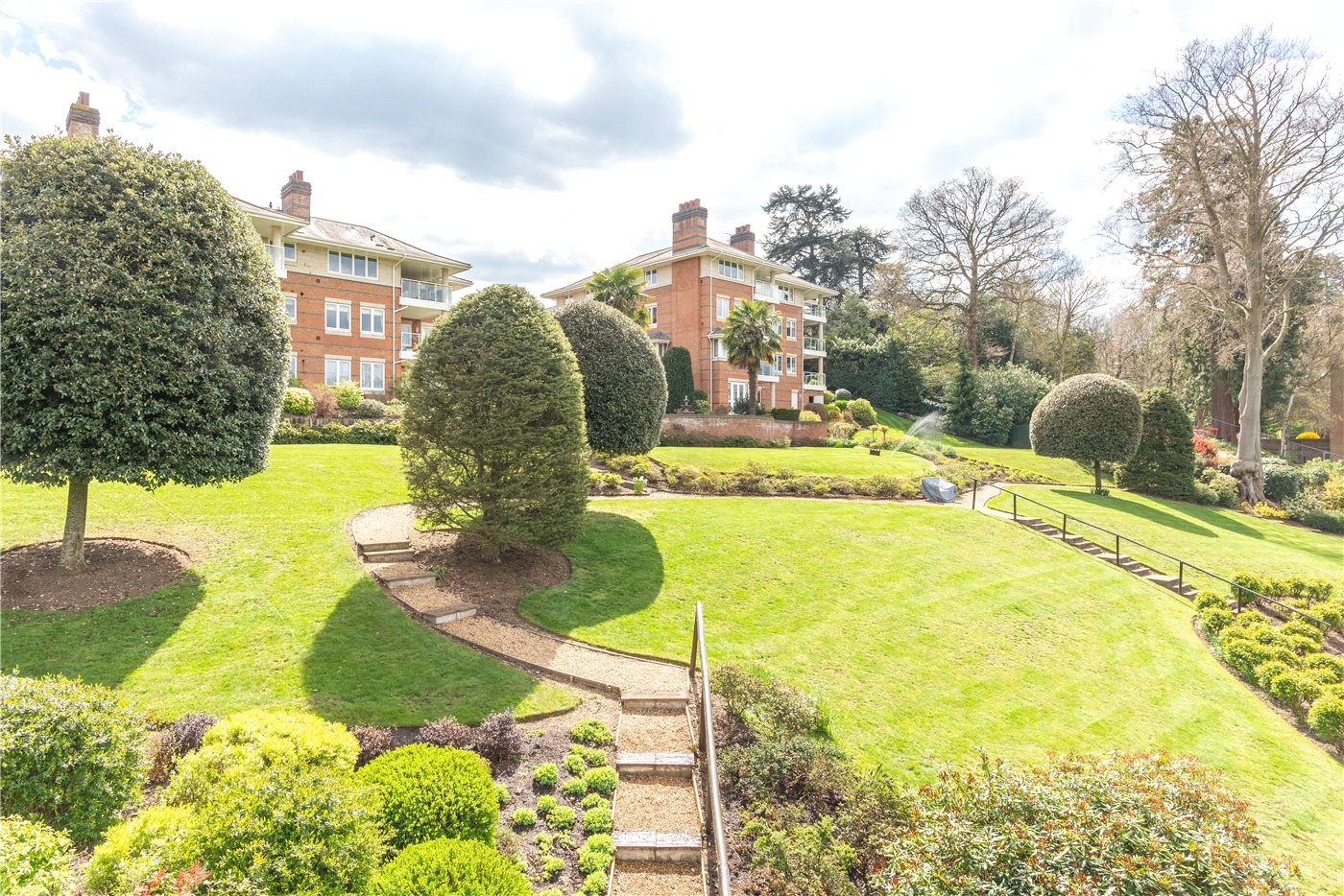 3 bedroom property for sale in Oatlands Avenue, Weybridge, KT13 £735,000