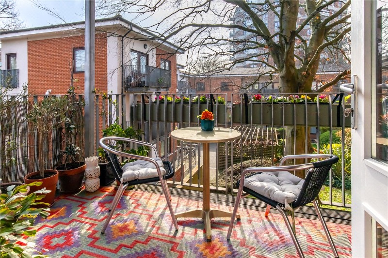 Gunnersbury Lane, London, W3