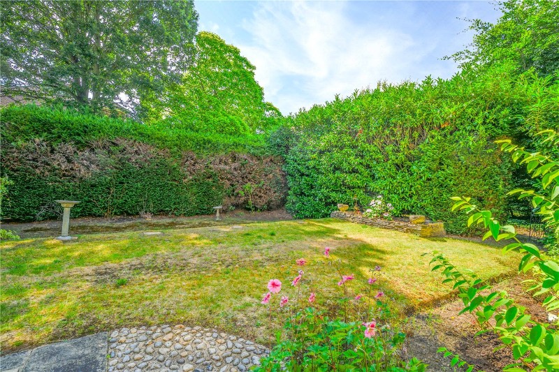 Oatlands Chase, Weybridge, Surrey, KT13