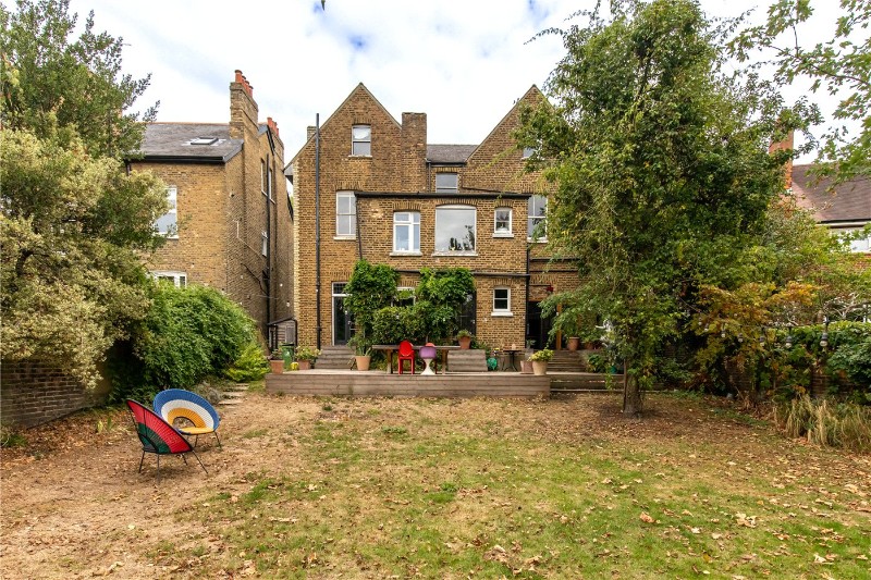 Avenue Crescent, London, W3
