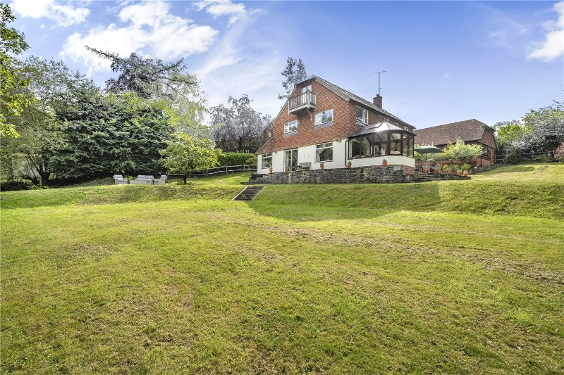 Fernbrae Close, Rowledge, Farnham, Surrey, GU10