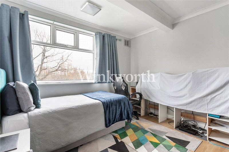 Empire Avenue, London, N18