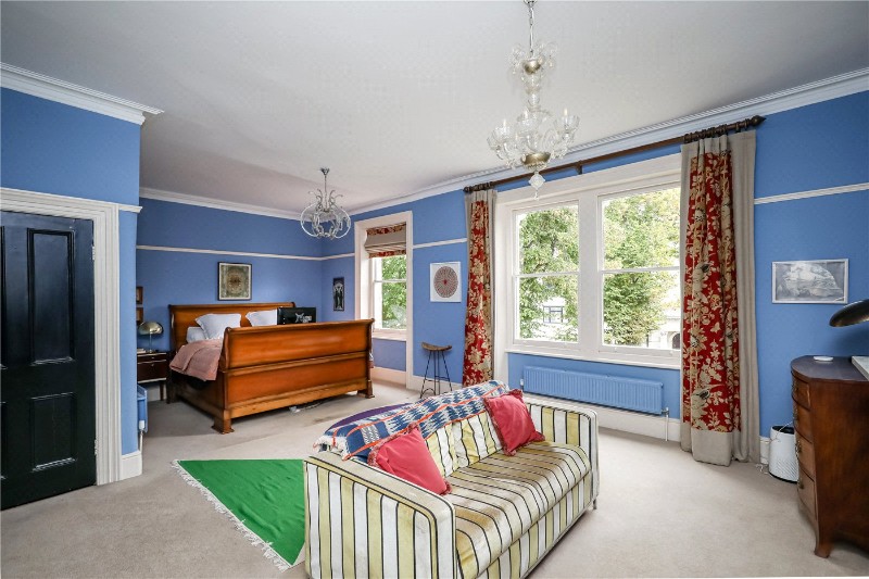 Avenue Crescent, London, W3