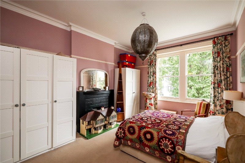 Avenue Crescent, London, W3