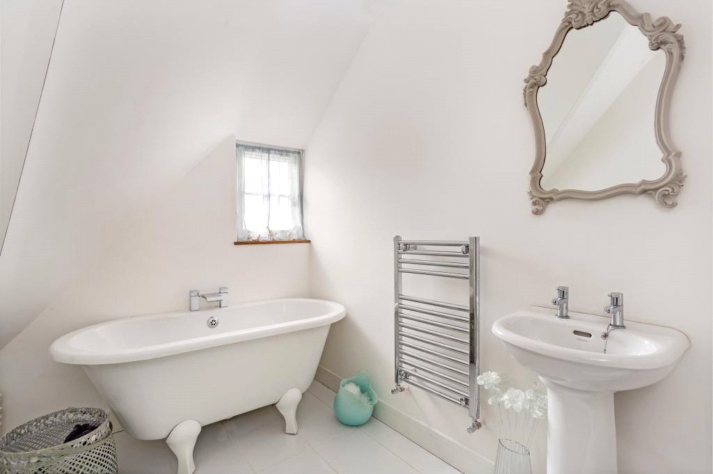 A BEDROOM 3 EN SUITE